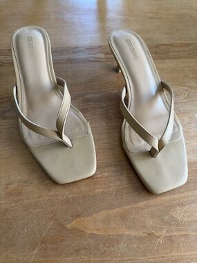 Cushionaire Beige Square-Toe Thong Heel – Women